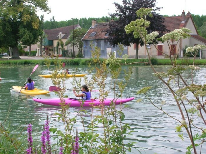Kayak devant le gîte sur bassin canal 2011 13 (4).jpg Gîte Loisirs Méry