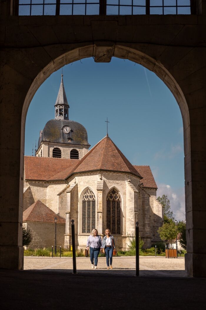 Sous la halle de Dienville.jpg Studio OG