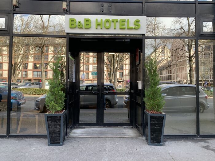 Devant hôtel B&B Troyes Centre